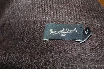 Pulover maro Margaret Howell – tricot fin, vibe retro chic - Img 6