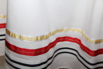 Rochie vintage albă stil nautic anii ’70 – bumbac și satin, detalii grosgrain - Img 7