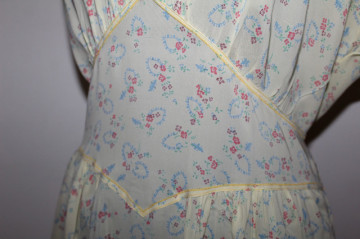 Rochie vintage anii ’30 cu motive vegetale pe fond galben - Img 6