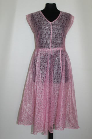 Rochie vintage din dantelă roz cu fir argintiu – anii ’70