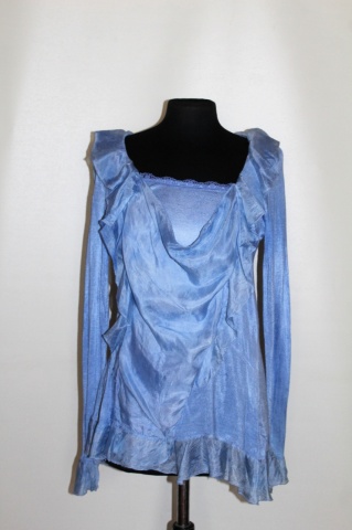 Bluză bleu cu volane din mătase – design romantic