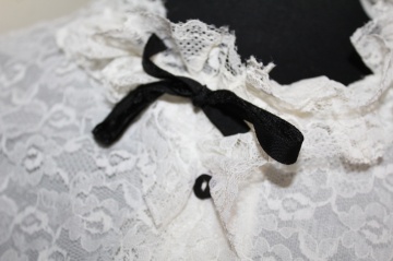 Bluză vintage din nylon și dantelă – anii ’50, jabou și fundiță catifea - Img 5