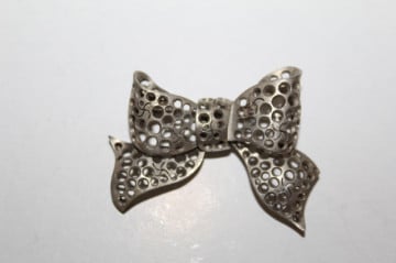 Broșă fundiță argintie – vintage autentică anii ’30