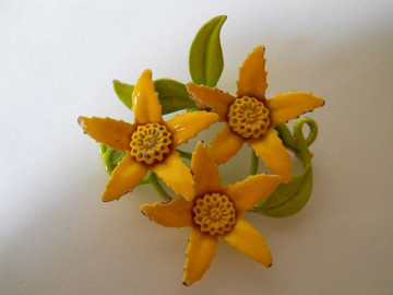 Brosa vintage flori galbene anii '60