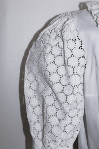 Cămașă retro cu mâneci bufante și broderie spartă – anii ’80 - Img 3
