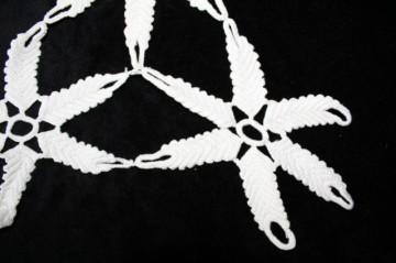 Ornament din dantelă cu trei flori – anii ’70 - Img 2