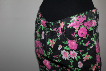 Pantaloni print floral pe fond negru