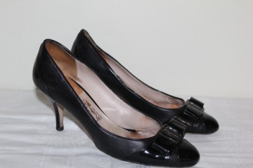 Pantofi negri Salvatore Ferragamo – piele naturală lăcuită cu fundiță și logo argintiu