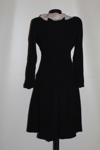 Rochie vintage din crepe cu guleraș roz – eleganță rafinată anii ’40 - Img 3