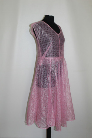 Rochie vintage din dantelă roz cu fir argintiu – anii ’70 - Img 3