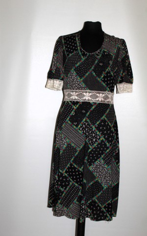 Rochie vintage inserții dantelă anii ’70 – floral pe fond negru, boho-chic