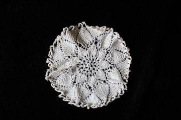 Set două mileuri vintage din dantelă ivoire cu model floral – anii ’50