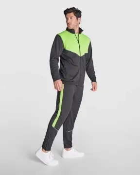 Trening din material ușor și elastic