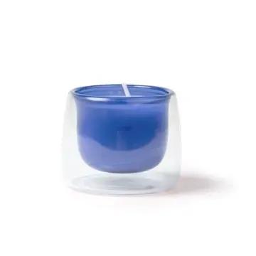 Lumânarea parfumată într-un recipient din sticlă