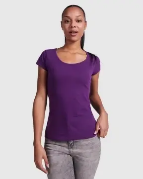 Tricou cu mânecă scurtă, decolteu rotund și pronunțat, cu garnitură lată și răsucită