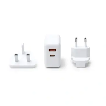 Adaptor universal de călătorie cu conectori interschimbabili