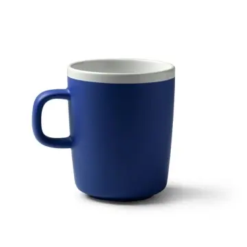 Cana din ceramică în finisaj mat, combinată în alb, are o capacitate de 270 ml