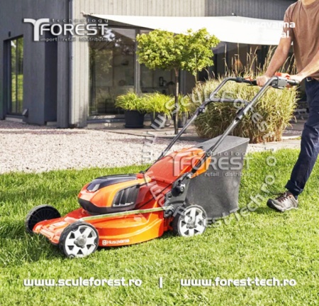 Masina de tuns gazonul cu acumulator Husqvarna LC 142i Li-Ion - 42cm fara baterie si fara incarcator | SculeForest.ro - Img 3