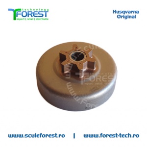 Carcasa ambreiaj originala pentru drujba Husqvarna 120 Mark II, 235, 235e, 236, 236 II, 240, 240e, Jonsered CS2036, CS2040, CS2234, CS2238 si Partner 352, 371 cu pinion fix si rulment pas .3/8"