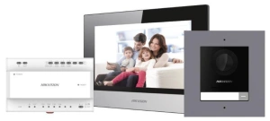 Kit videointerfon IP Hikvision DS-KIS702, conexiune pe 2 fire, pentru o singura familie, componenta kit: post exterior DS-KD8003-IME2/Surface x 1buc, post interior DS-KH6320-WTE2 x 1buc, distribuitor 4 canale DS- KAD704 x 1buc, sursa alimentare x 1 buc, T