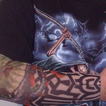 maneca cu tatuaje