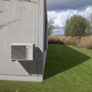 Set unitate interna de perete si unitate externa Emura negru 2,5 kW