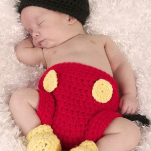 Costum bebelusi crosetat Mickey Mouse