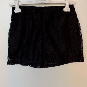 pantaloni-scurti-fete-din-dantela