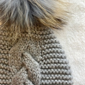 caciula-gri-cu-pompon-de-blana-naturala