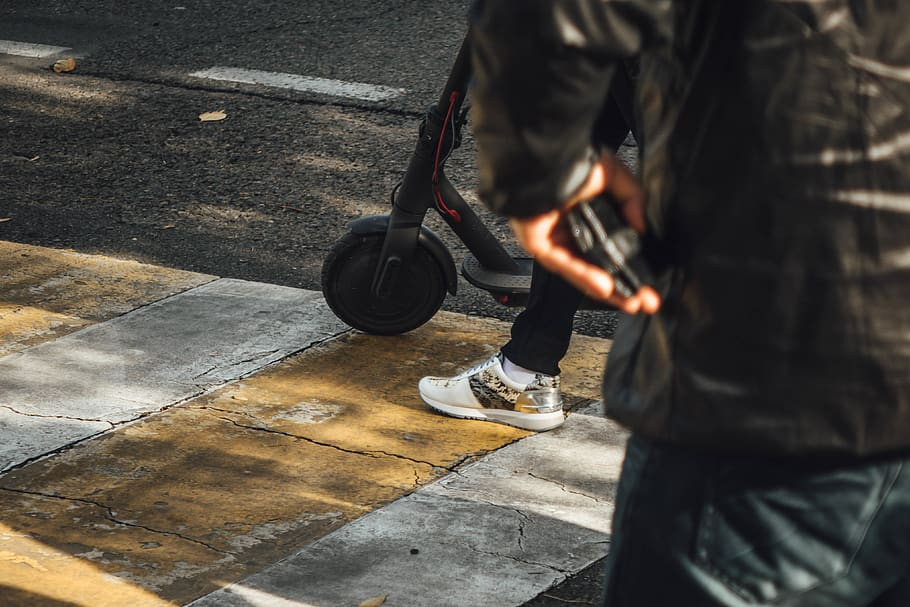 Proiect de lege: cum se conduc trotinetele electrice si care sunt sanctiunile?