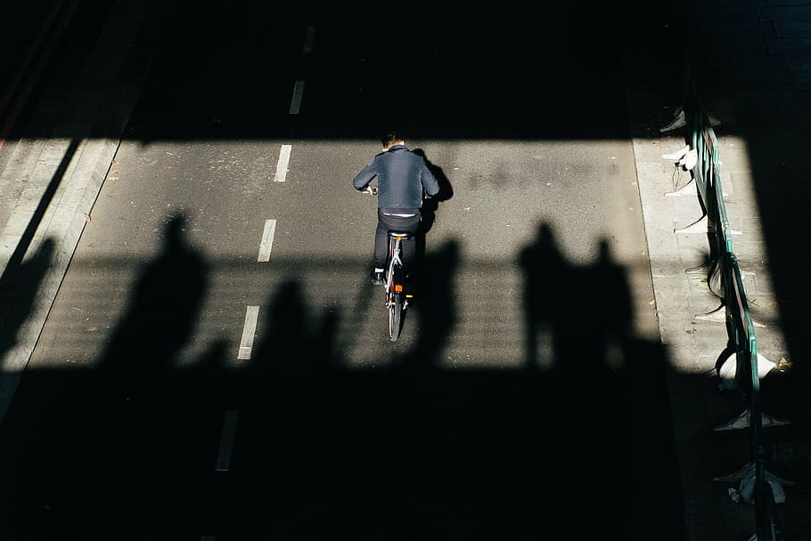 Extrase din codul rutier privind biciclistii. Ce (nu) trebuie sa faci?