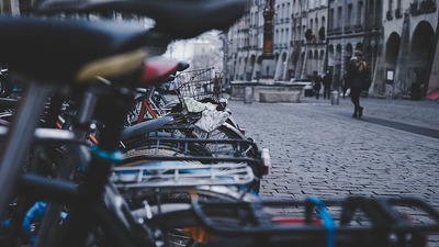 Ai voie cu bicicleta pe DN, pe trotuar, pe drum european, pe autostrada sau pe centura? Reguli de circulatie