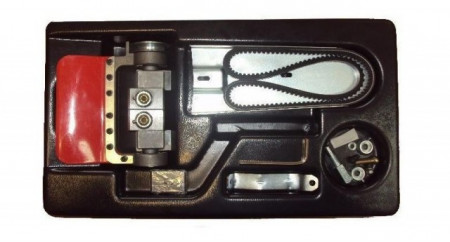Peeling device adaptable for chainsaw