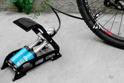 Pompa bicicleta de picior cu cilindru dublu