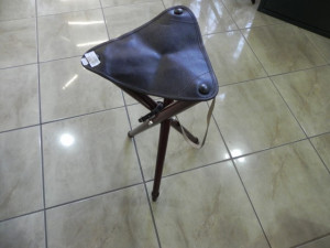 Scaun cu trei picioare din lemn - MARE 75 cm