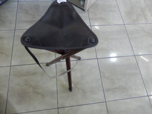 Scaun cu trei picioare din lemn - MARE 75 cm