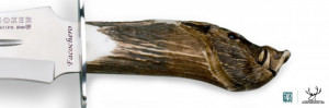 Cutit vanatoare Joker CTJ42 Facochero cu maner din corn de cerb sculptat in husa piele maro | lama dublu: 25.5 cm