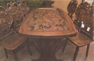 Masă gravată 1800 x 850 x 780 cm cu 6 scaune având motive vânătoreşti
