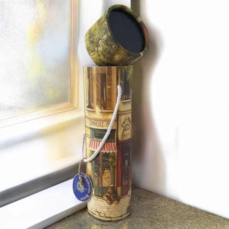 Cutie cadou cilindrică din carton dur cu imprimeu vintage multicolor, prezentând scene stradale retro, ideală pentru sticle de vin de 0.7 litri.