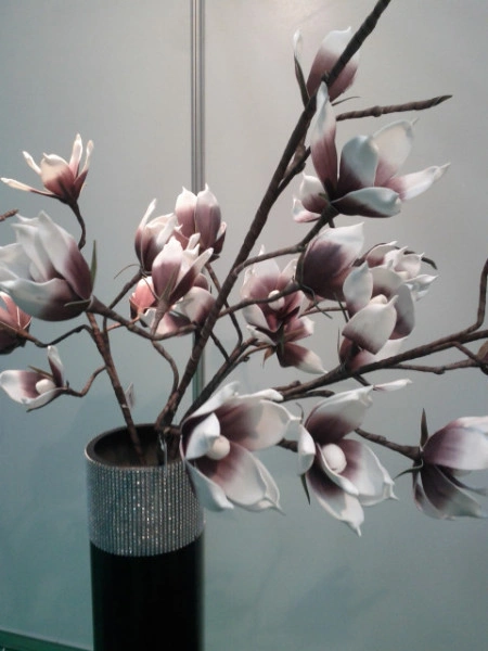 FLOARE DECORATIVA ,CREANGA MAGNOLIE CU 6 FLORI ALB-LILA L 90cm - Img 3