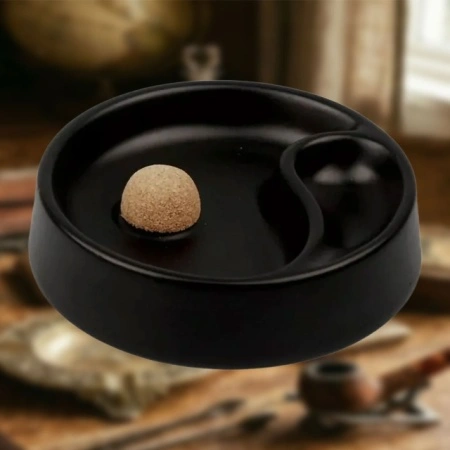 Scrumieră pentru pipă, prezentare pe fond vintage, material ceramic usor de culoare negru lucios. Are atasat si butuc pentru scuturarea pipei