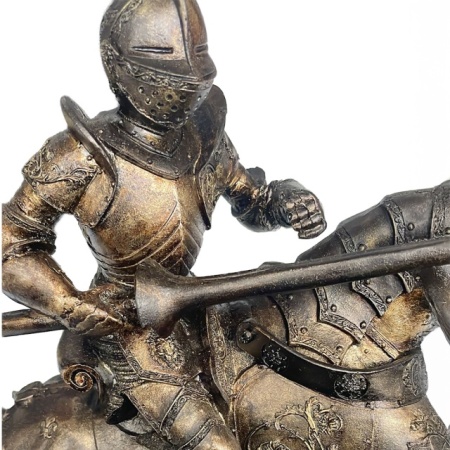 Detaliu statueta soldat medieval in armura si cu sulita