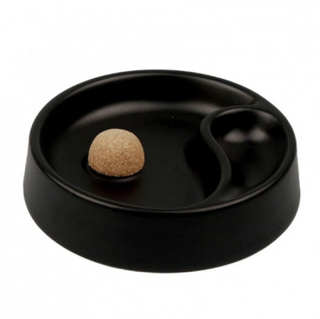 Scrumieră pentru pipăScrumiera pentru pipa din material ceramic de culoare negru lucios cu butuc de pluta pentru scuturarea pipei