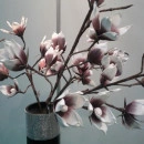 FLOARE DECORATIVA ,CREANGA MAGNOLIE CU 6 FLORI ALB-LILA L 90cm - Img 3