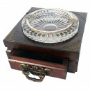Scrumiera cristal pe suport lemn prevazut cu sertar pentru tigari 14x14x8cm