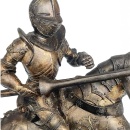 Detaliu statueta soldat medieval in armura si cu sulita