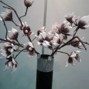 FLOARE DECORATIVA ,CREANGA MAGNOLIE CU 6 FLORI ALB-LILA L 90cm - Img 2