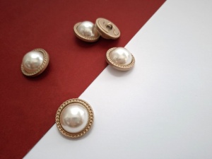 Nasturi metalici auriu mat si imitatie perla, cod2532