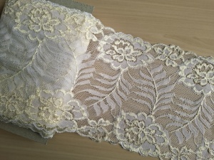Dantela elastica alba cu broderie crem - 18cm/10m, cod304
