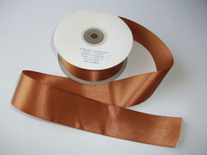 Panglica satinata ambele fete 38 mm maro